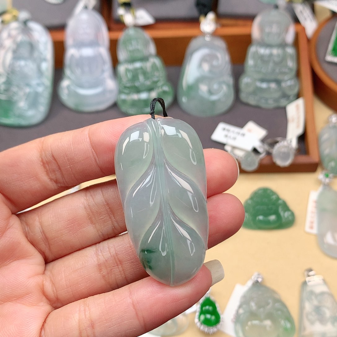 翡翠颈饰未镶嵌叶子