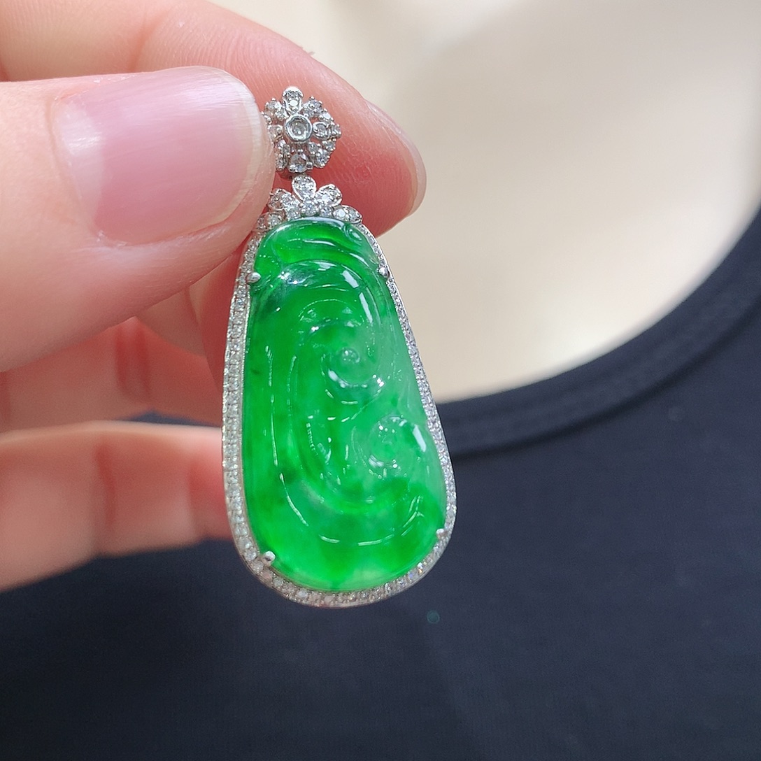 颈饰18K金镶嵌翡翠如意