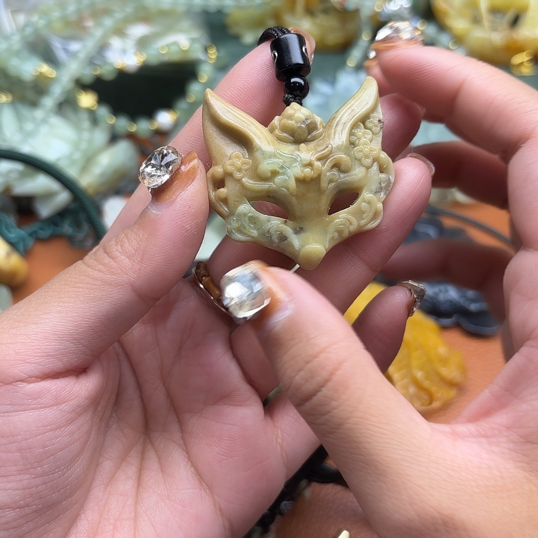 蛇纹石玉未镶嵌颈饰