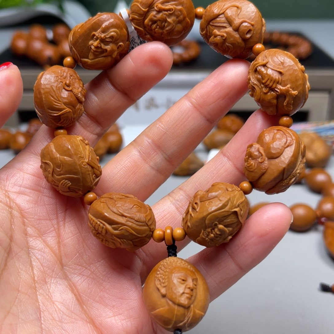 吊坠橄榄核十八罗汉浮雕款