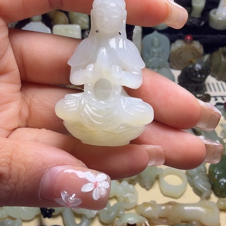 杨***总和田玉（糖玉）未镶嵌颈饰