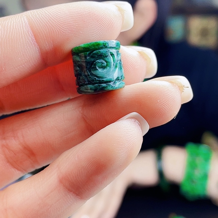 翡翠未镶嵌颈饰多样性