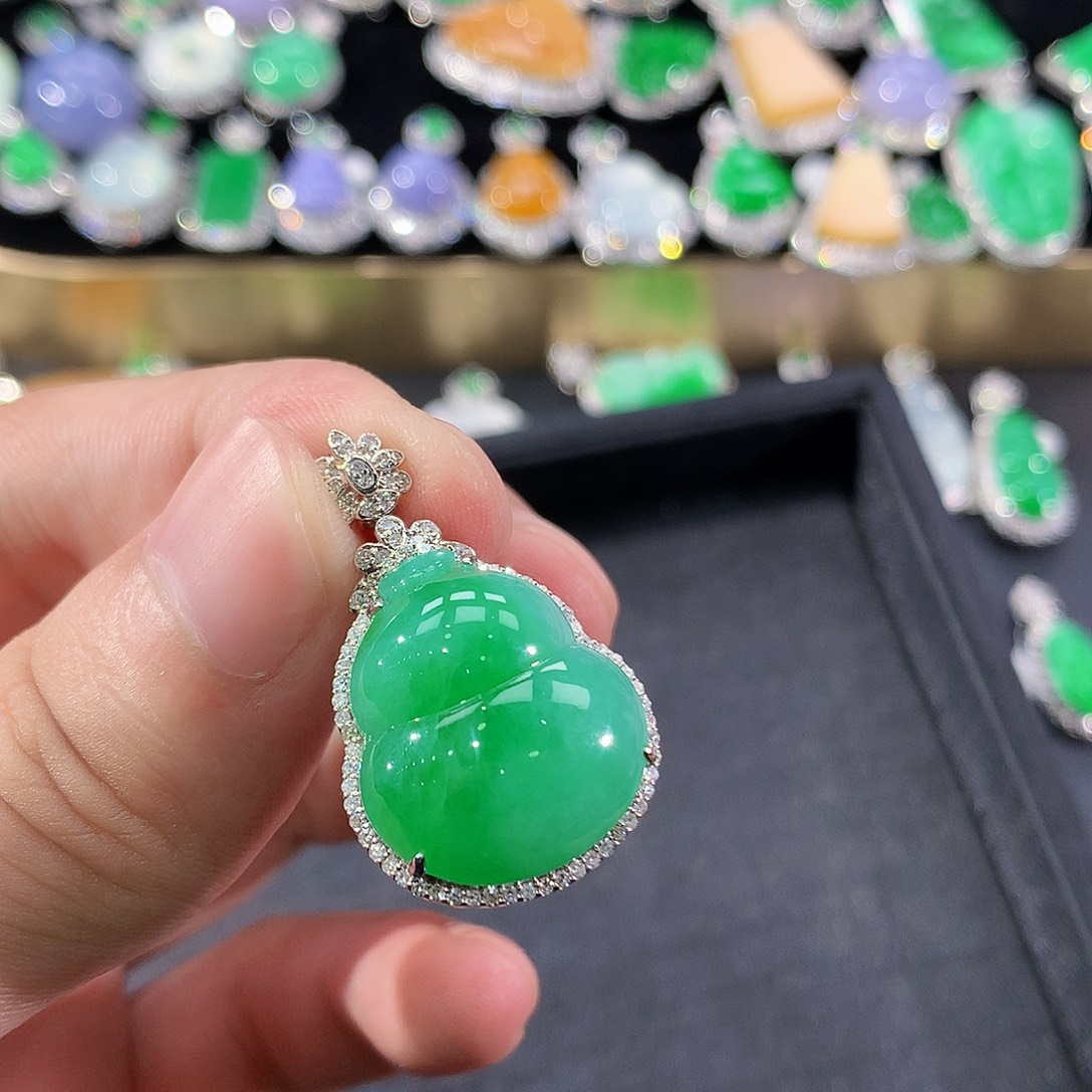 翡翠铂Pt900镶嵌颈饰