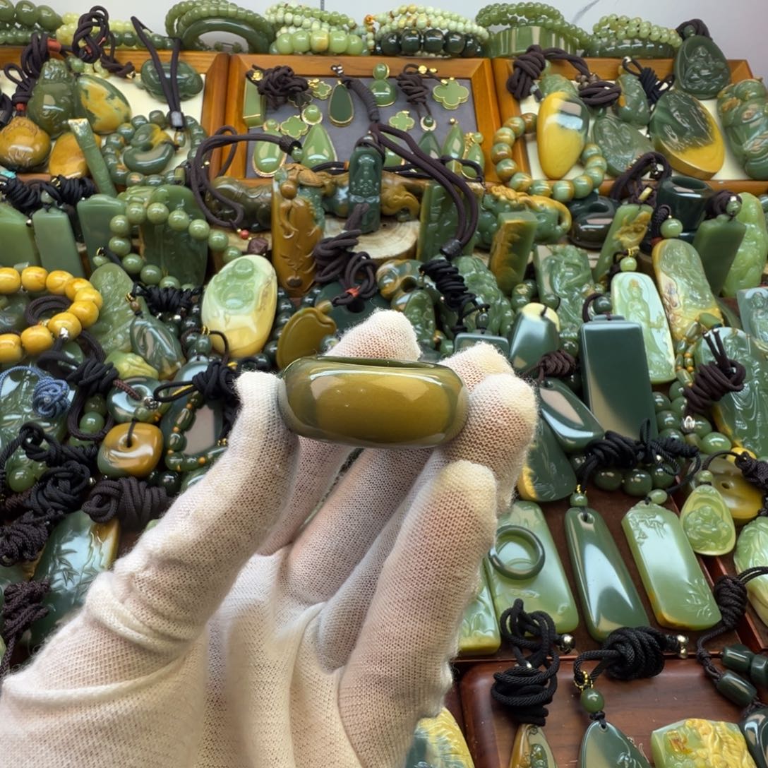 伊***神岫岩河磨玉（透闪石质玉）未镶嵌戒指