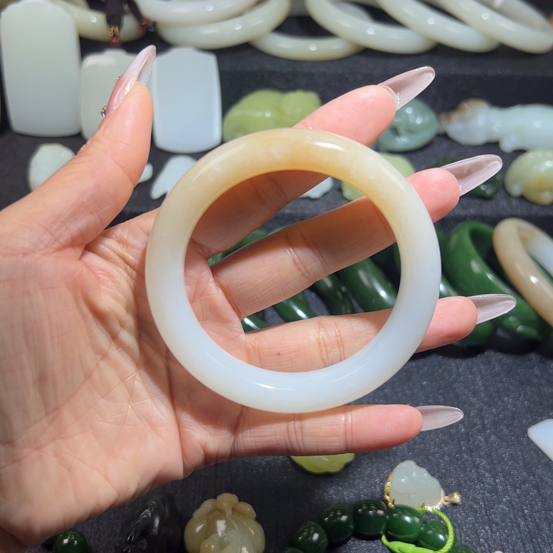 和田玉未镶嵌手镯