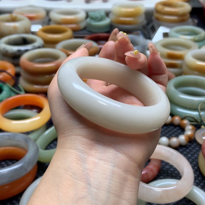 石英质玉手镯未镶嵌