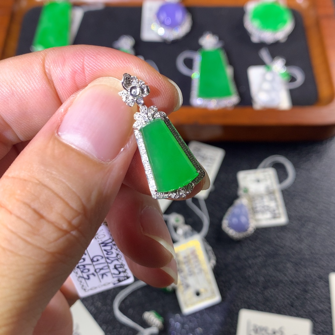 颈饰18K金镶嵌翡翠翡翠