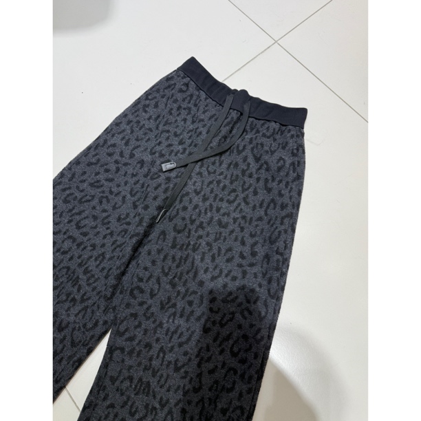 2025年秋冬季灰色豹纹加绒宽松显瘦垂感高腰直筒休闲裤