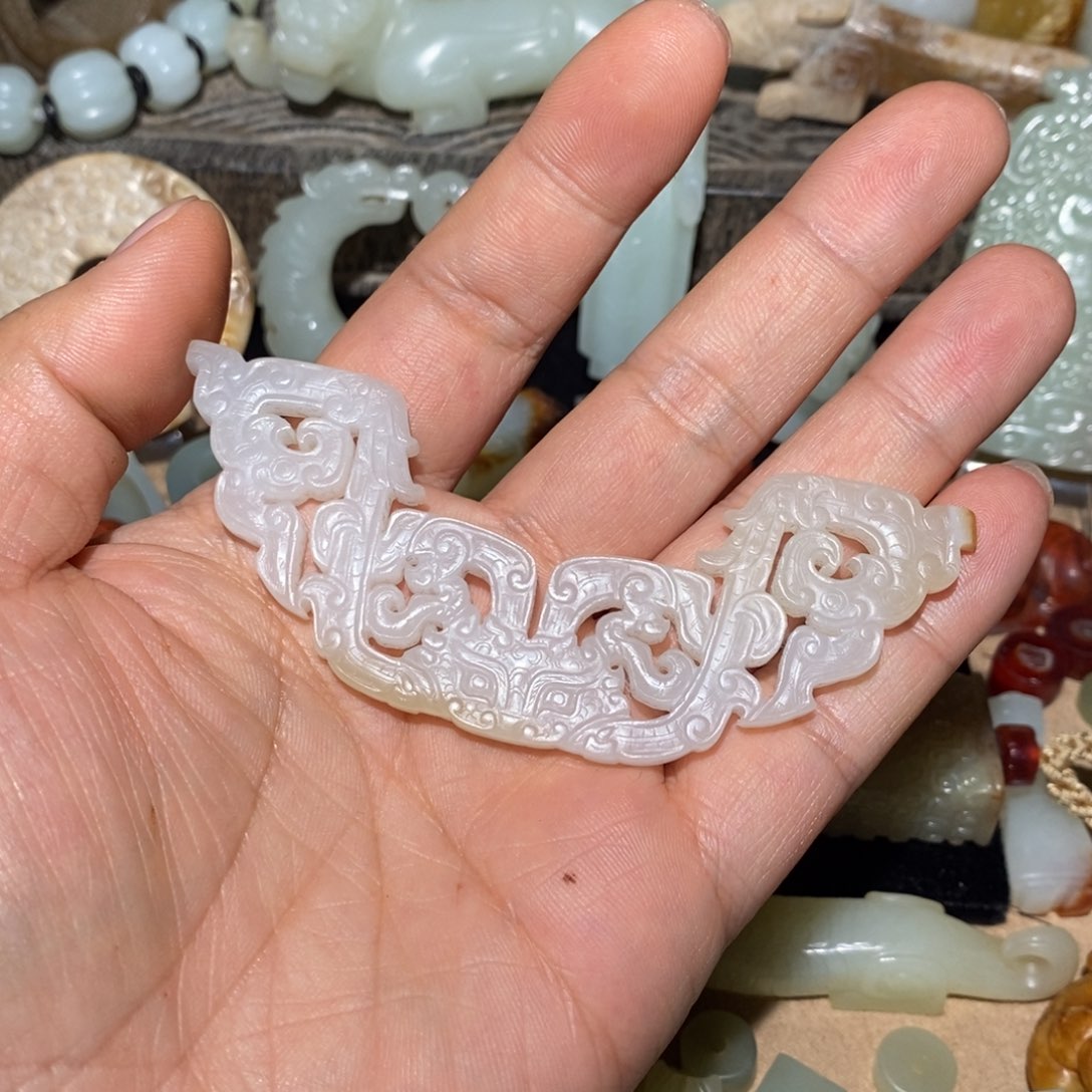 和田玉颈饰未镶嵌游*?