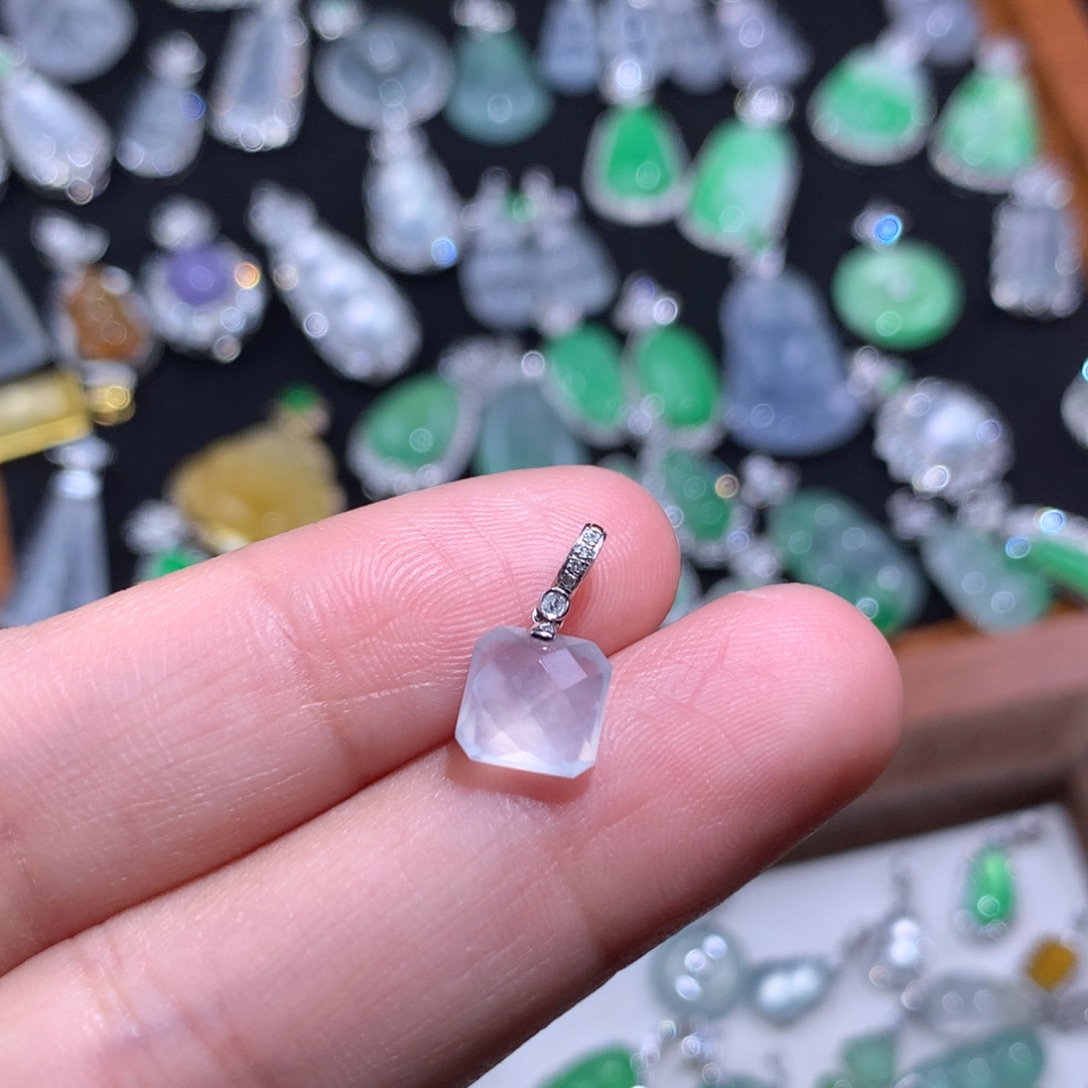 翡翠18K金镶嵌颈饰冰块切割滴流