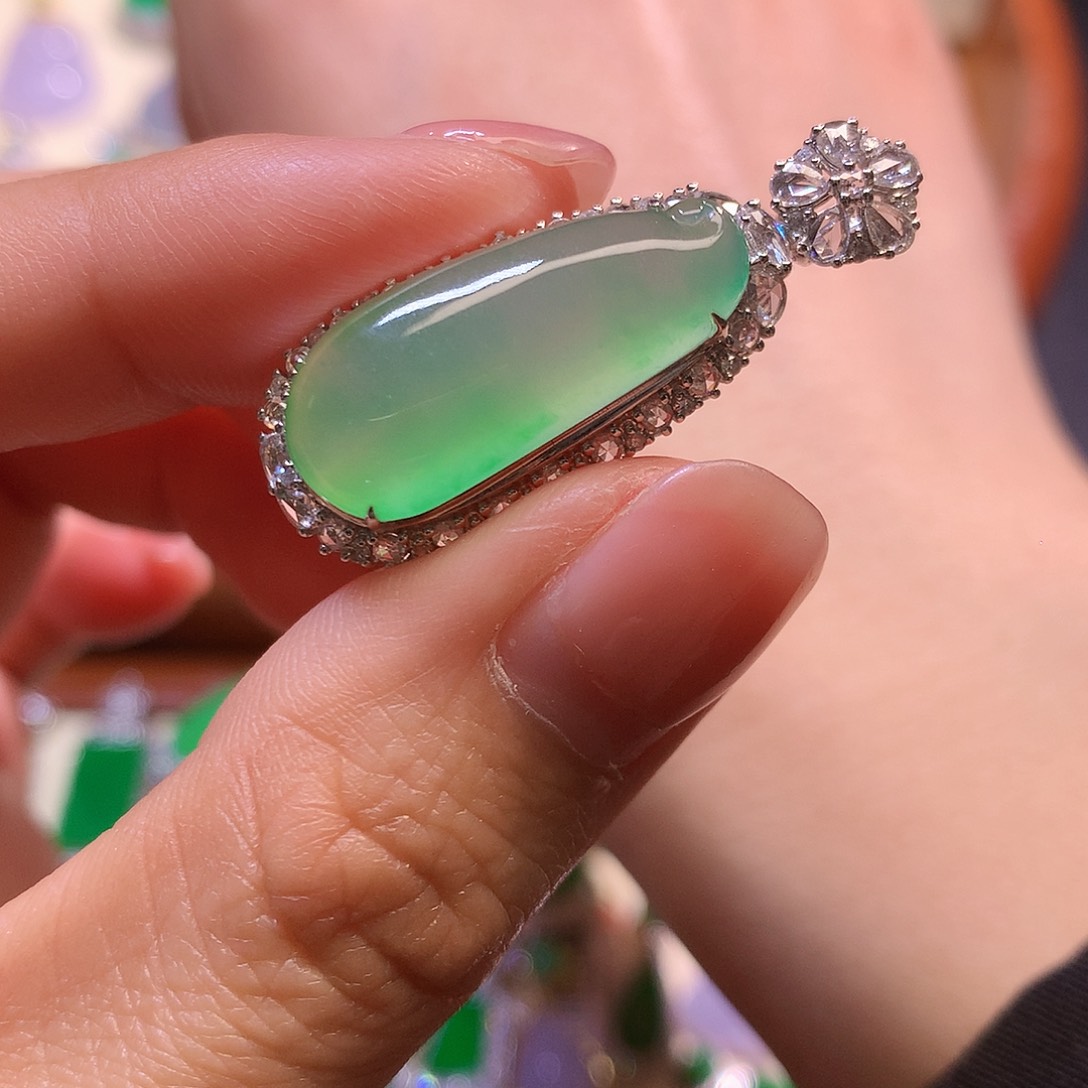 翡翠吊坠(不含链)18K金镶嵌