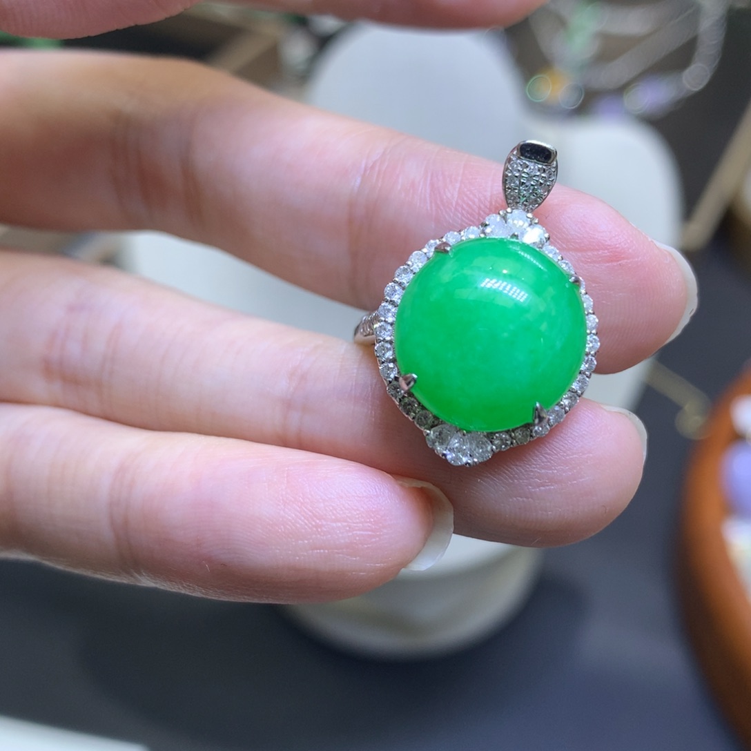 颈饰18K金镶嵌翡翠