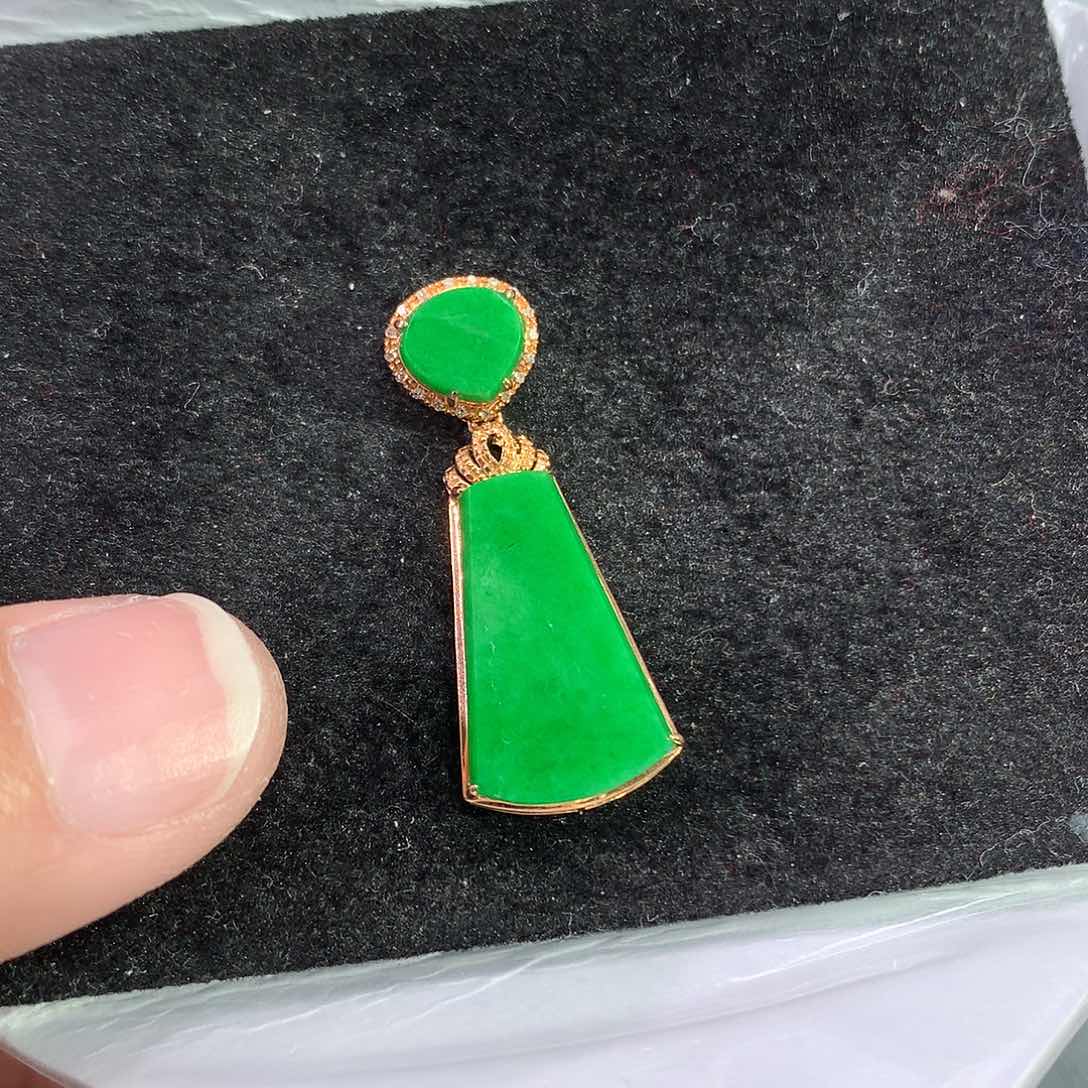 翡翠吊坠(赠链)18K金镶嵌