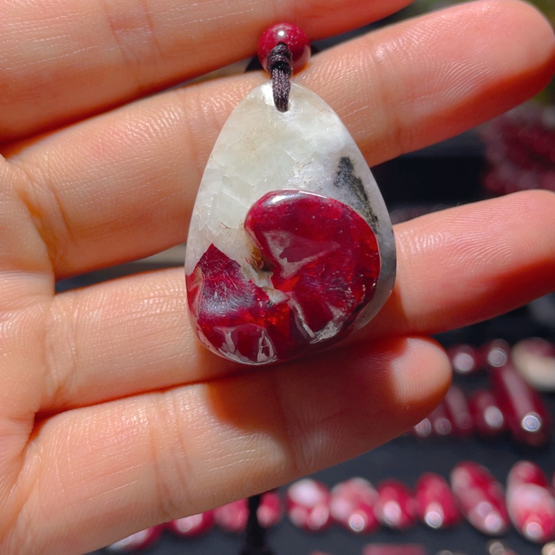 天然辰砂湘西晶体吊坠