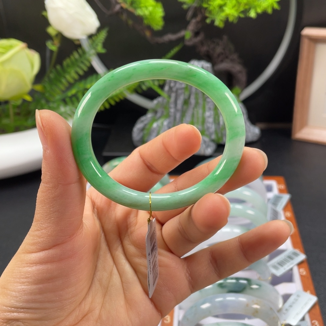 翡翠手镯未镶嵌满绿贵妃圆条