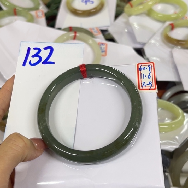 和田玉未镶嵌手镯