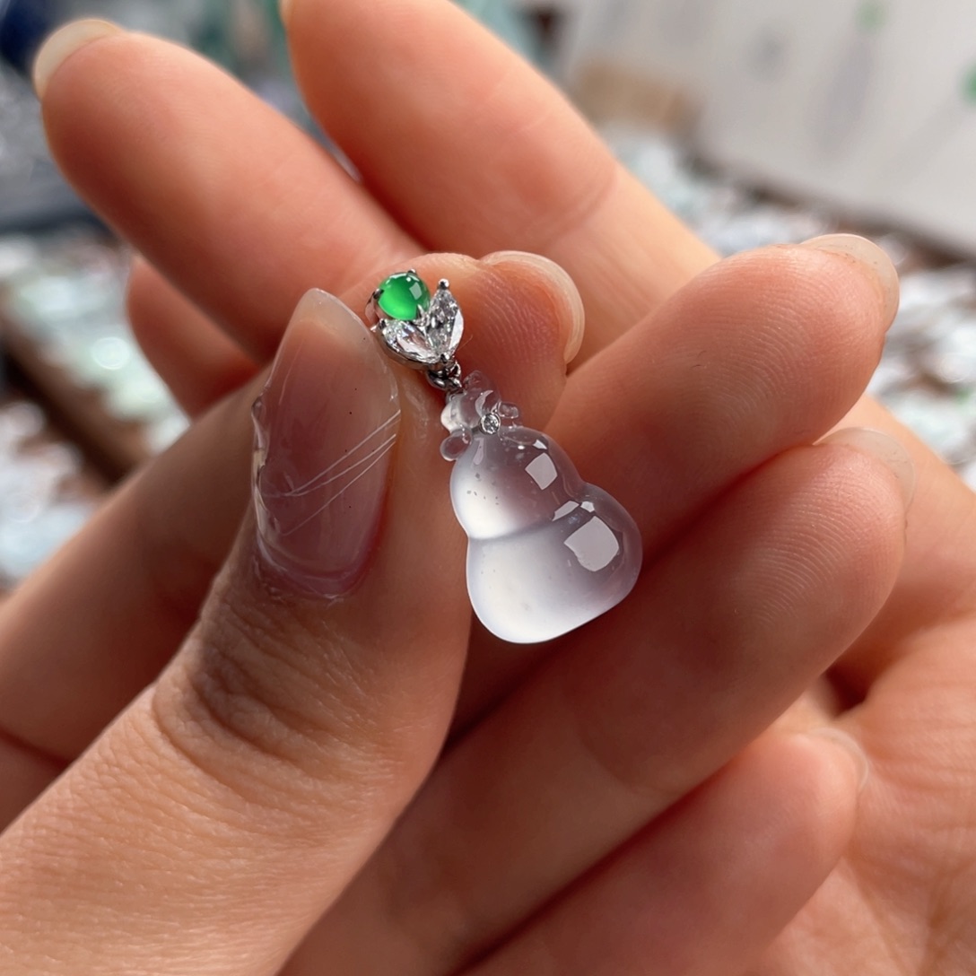 翡翠18K金镶嵌颈饰葫芦