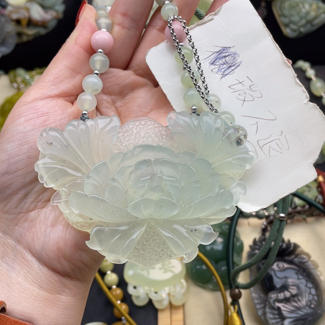 蛇纹石玉颈饰未镶嵌