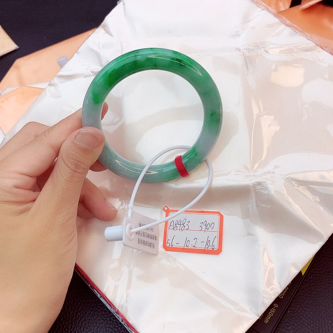 翡翠手镯未镶嵌翡翠