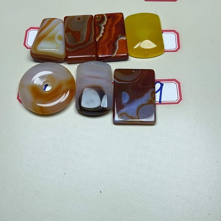 苏***建玛瑙/玉髓未镶嵌颈饰