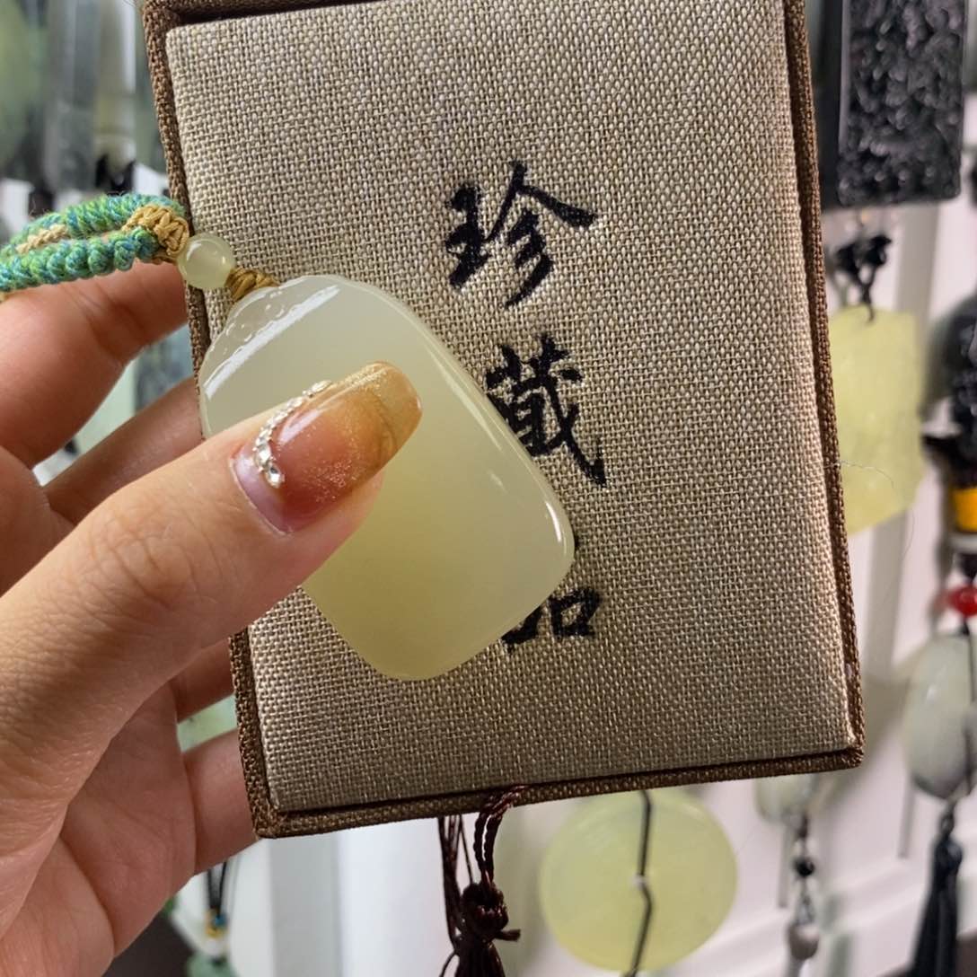 蛇纹石玉颈饰未镶嵌好**情50