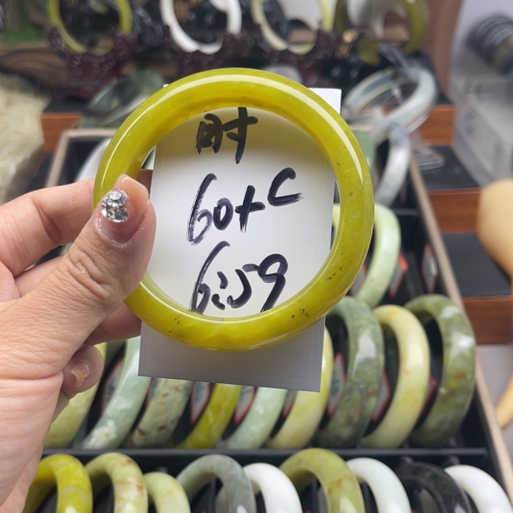 时***嘉蛇纹石玉未镶嵌手镯