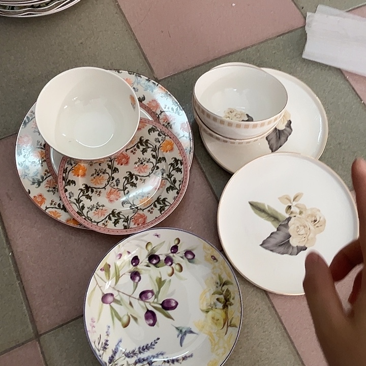 蘑***花新骨瓷8个餐具，默认微瑕，不退换