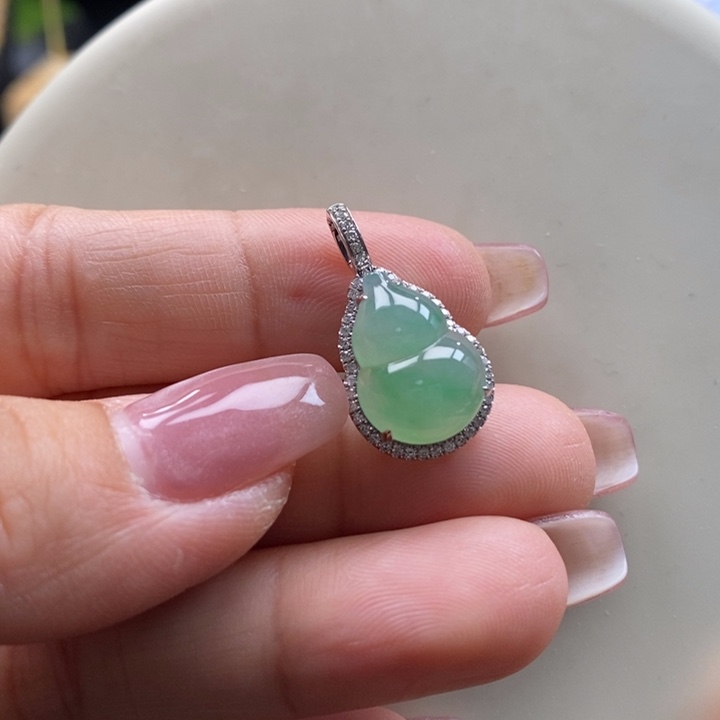 翡翠吊坠(不含链)18K金镶嵌翡翠冰绿葫芦吊坠