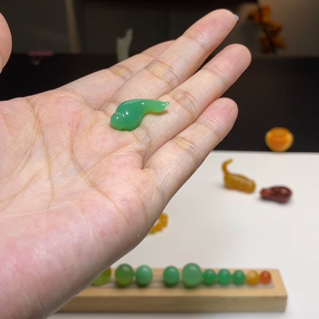 小***福石英质玉（缅黄）未镶嵌颈饰