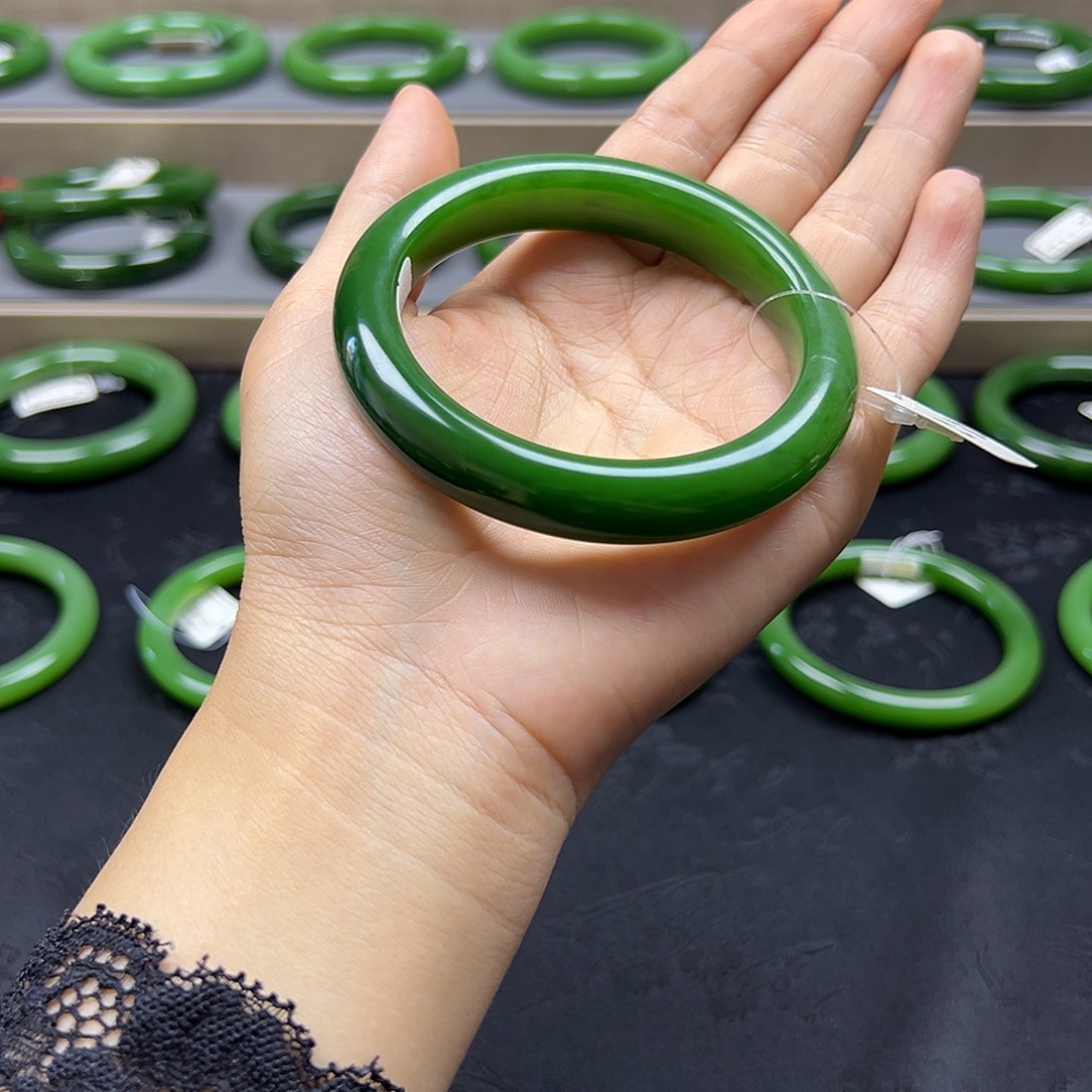 和田玉（碧玉）手镯未镶嵌渐变阳绿