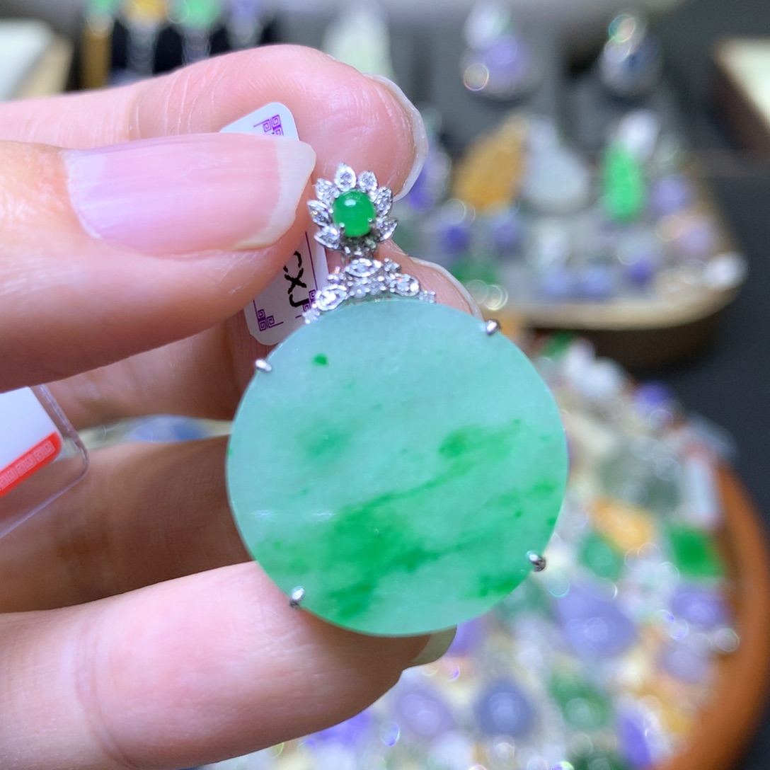 【闪购商品】翡翠颈饰18K金镶嵌翡翠吊坠项链