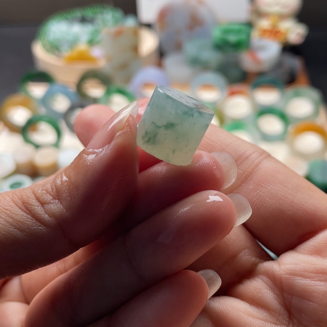 定制翡翠未镶嵌飘绿花桶珠