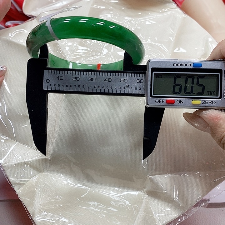 （***聊翡翠手镯未镶嵌105。