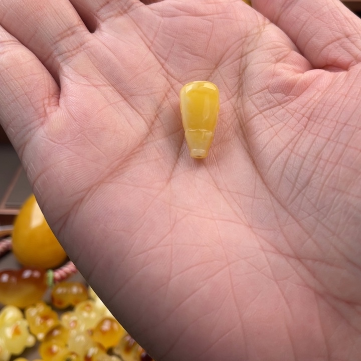 琥珀未镶嵌颈饰如图