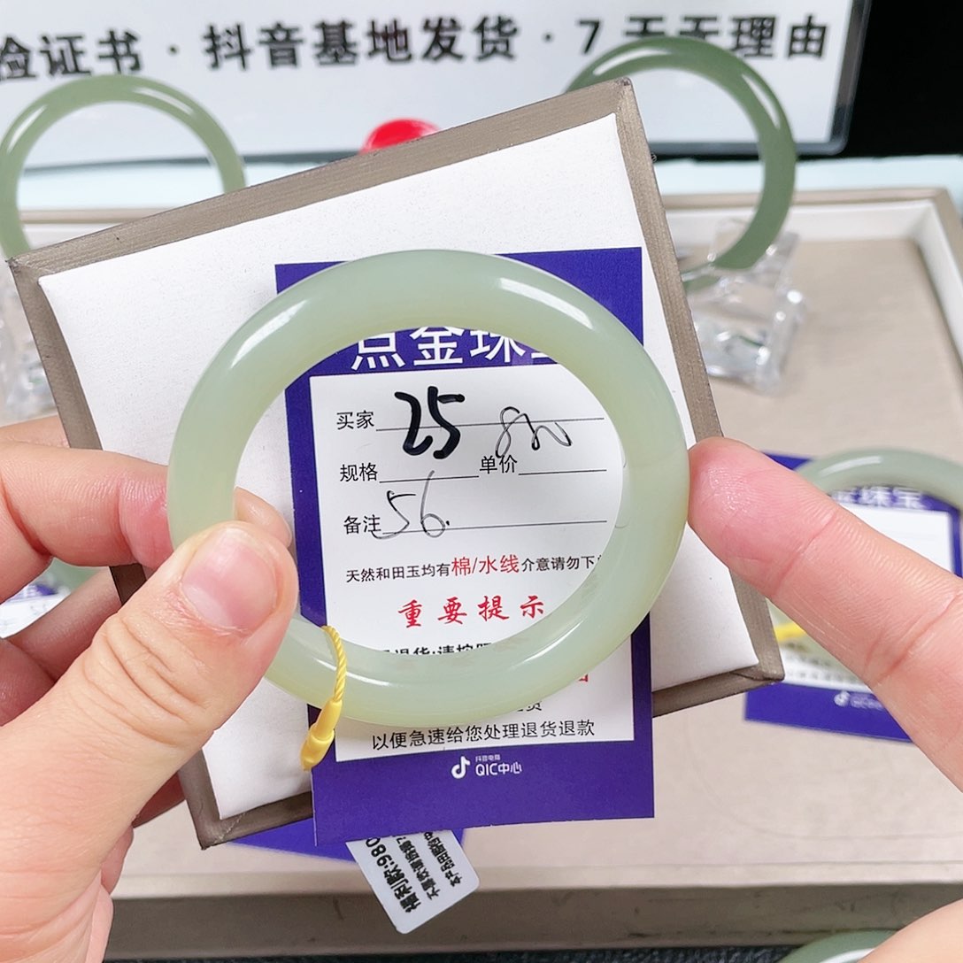 和田玉手镯未镶嵌