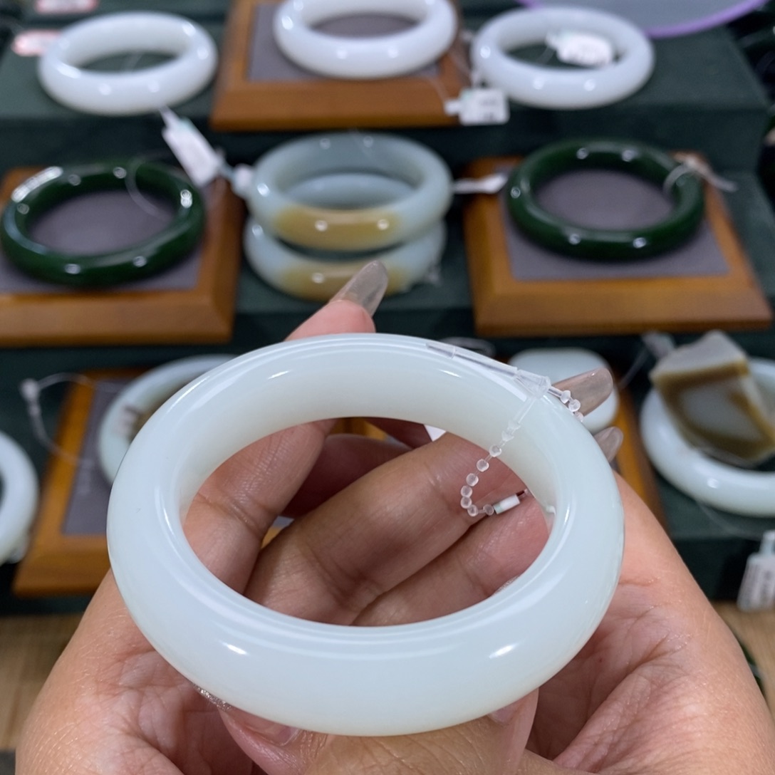 和田玉手镯未镶嵌