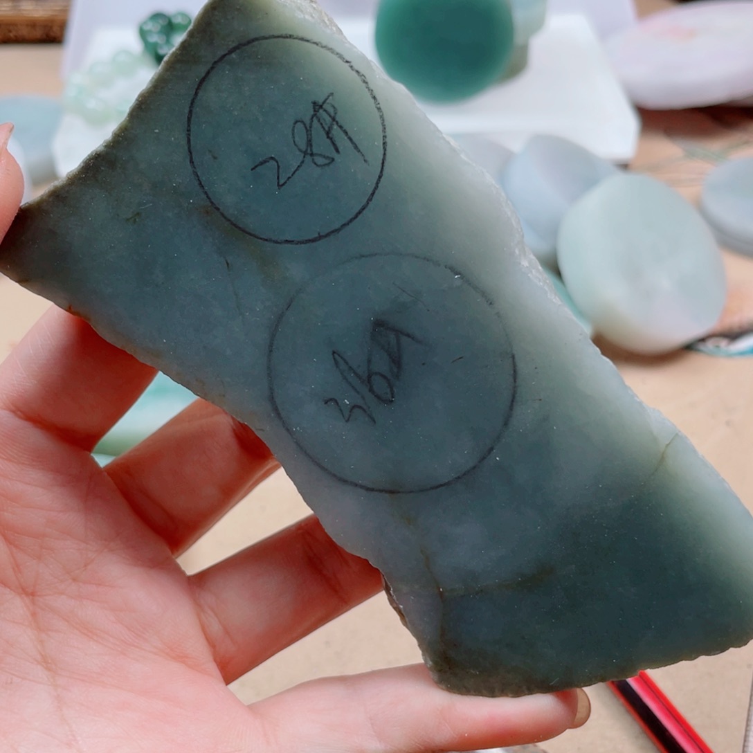 翡翠未镶嵌颈饰105……