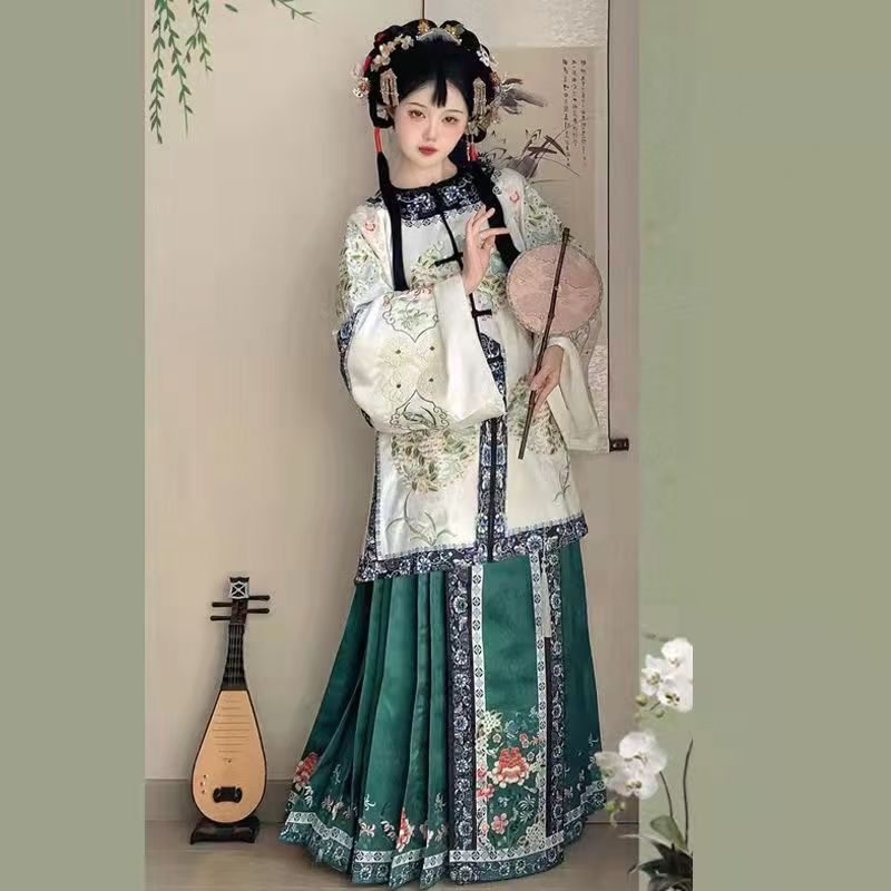 清汉女款圆领百褶裙套装，对襟满刺绣上衣搭配多色马面裙套