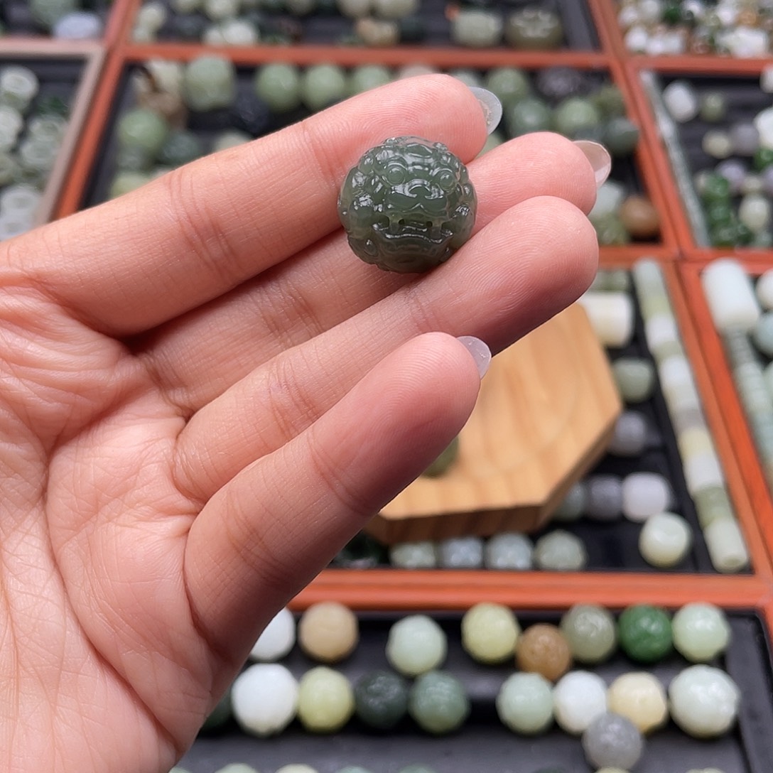 大***岳和田玉（糖玉）未镶嵌珠宝半成品