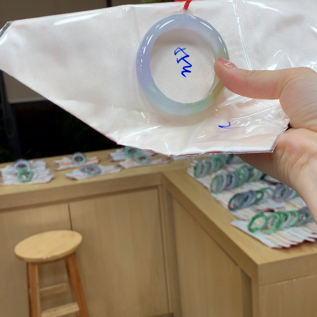 翡翠手镯未镶嵌不退不换