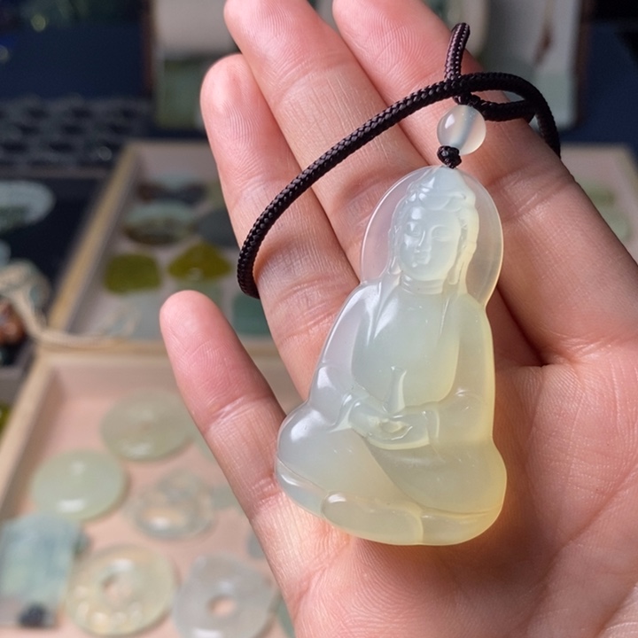 蛇纹石玉颈饰未镶嵌灵**光