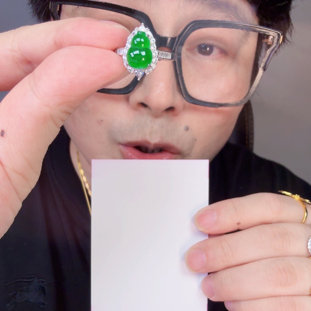 翡翠未镶嵌颈饰一件