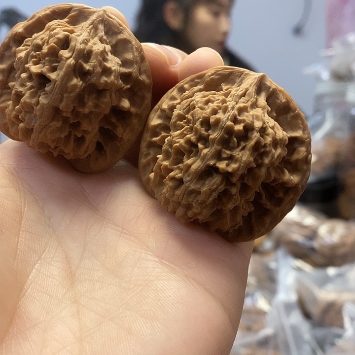 文玩核桃把件42.5红皮乾隆纹