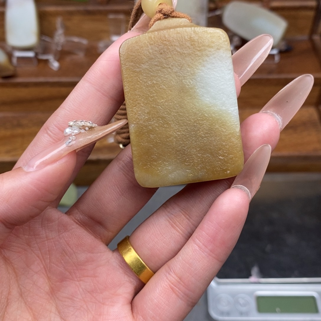 和田玉颈饰未镶嵌木*?