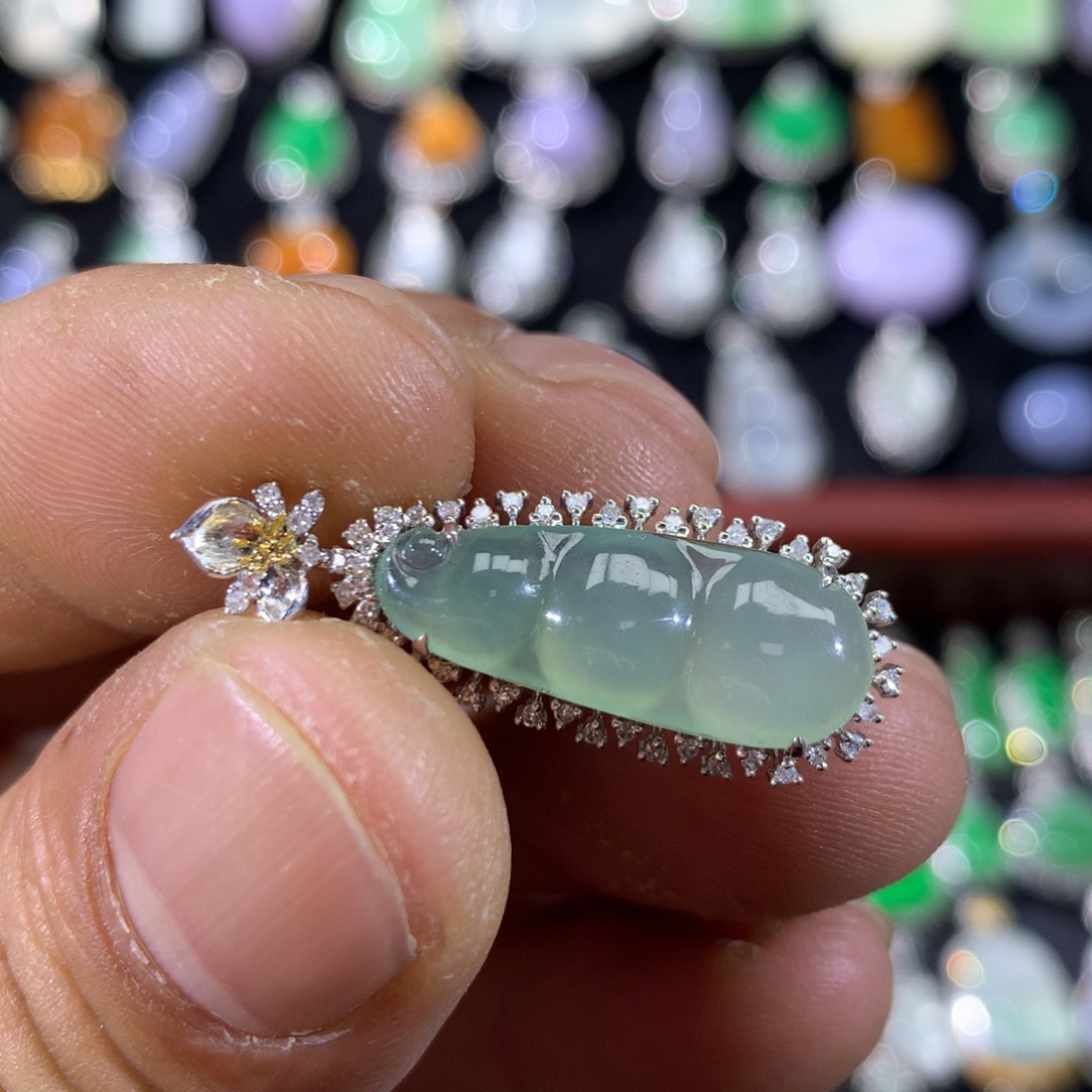 翡翠18K金镶嵌颈饰