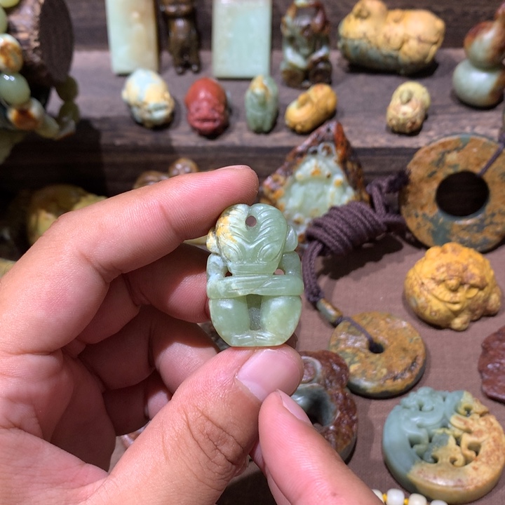 未镶嵌岫岩河磨玉（透闪石质玉）把件