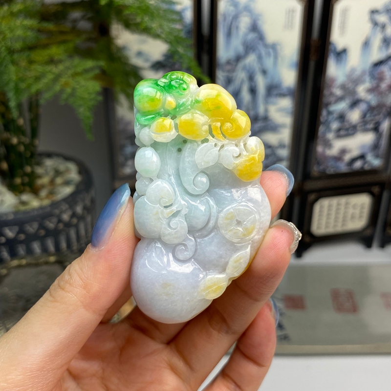黄加绿如意灵猴献瑞挂件 天然翡翠A货