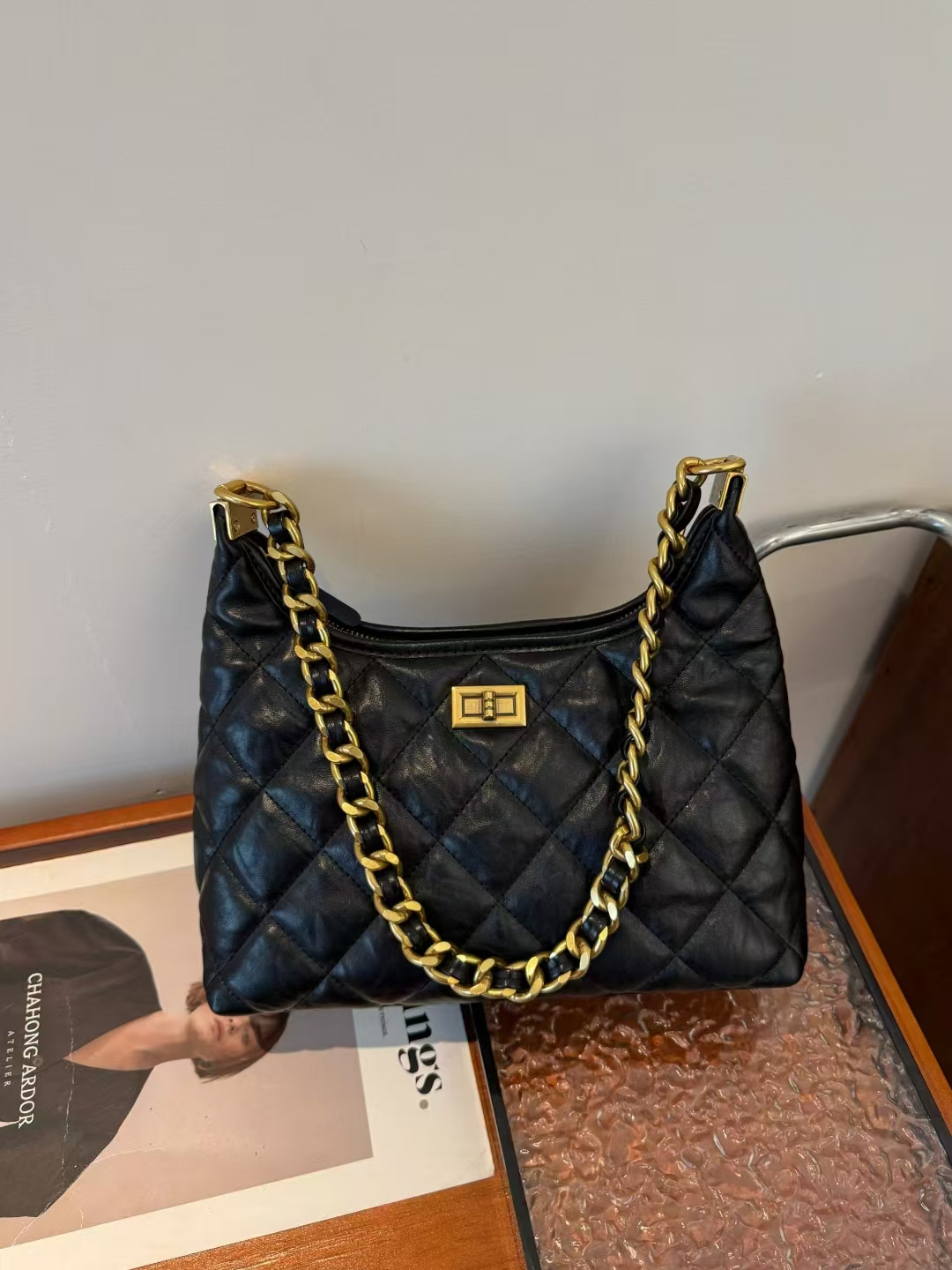 小众时尚高级感单肩斜挎方包黑金腋下包适合多种场合