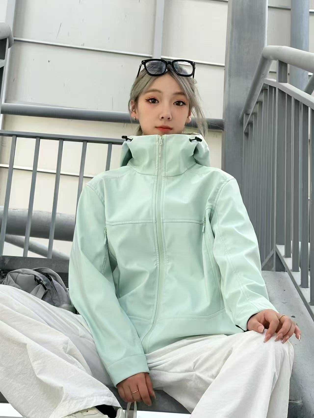 【25019】秋冬季户外防风男女同款运动连帽冲锋软壳情侣外套