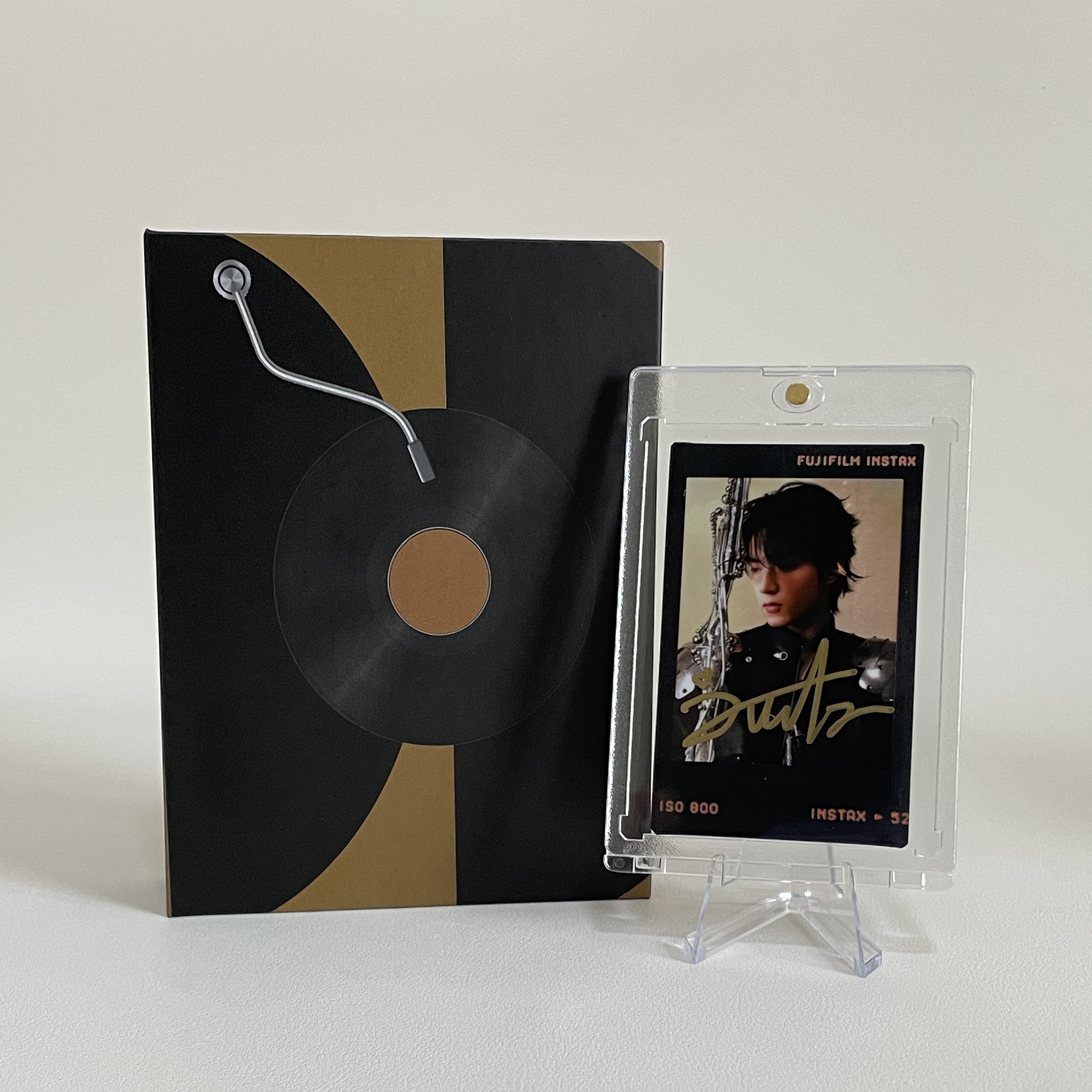 A4381【刘耀文】黑胶 正品签名3寸拍立得照片 